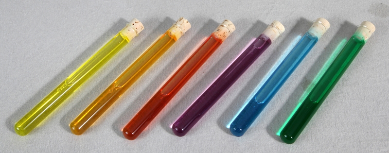 Sechs Reagenzgläser mit Flüssigkeiten in verschiedenen Farben